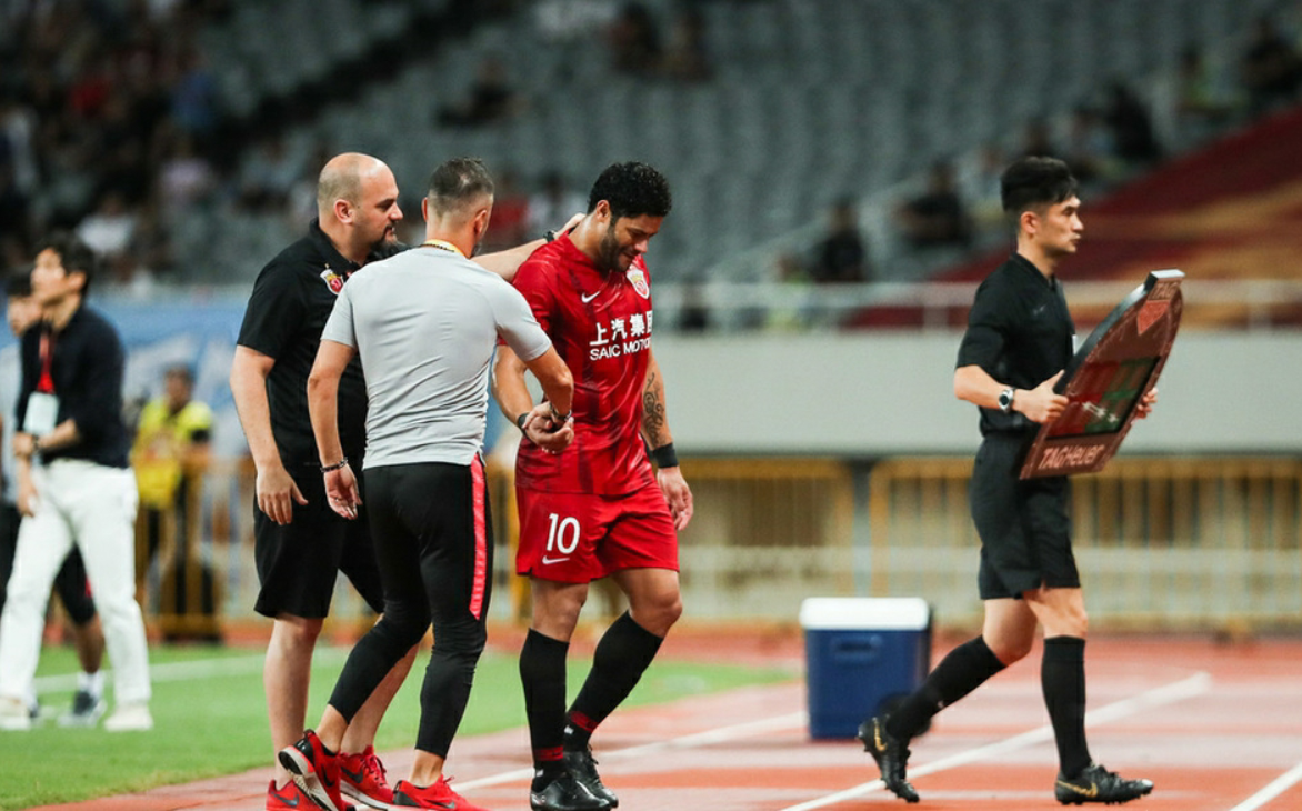 英雄-菲尼克斯太阳训练开放日，关键时刻扳平良机引欢呼，亚冠在即，身体对抗强度拉满的简单介绍